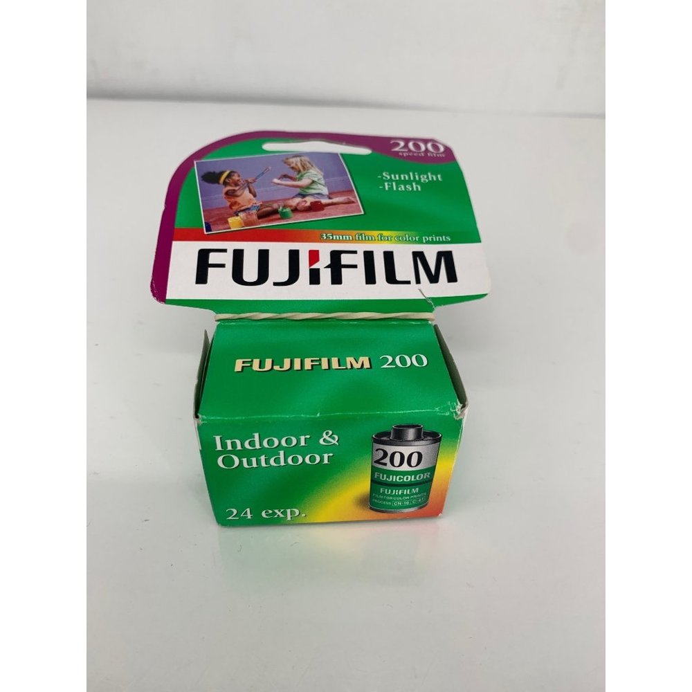 FujiFilm Single Roll 200 Speed 24 Exposure Roll 35mm Film for Color EXPIRED 08/2